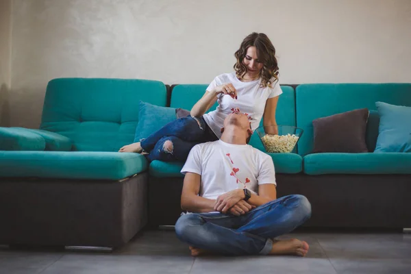 Beautiful Young Couple Love Spending Time Home Eating Popcorn — Stock Photo, Image