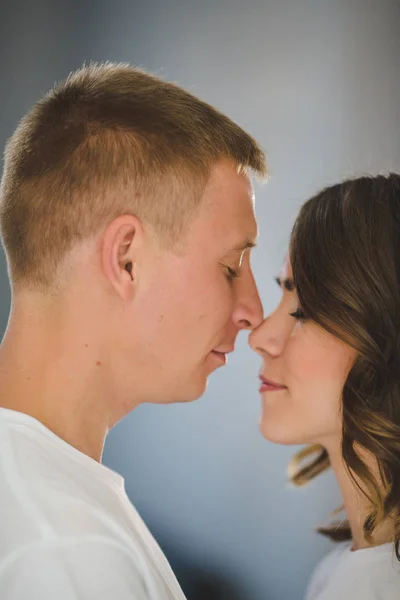 Retrato Hermosa Pareja Joven Enamorada —  Fotos de Stock