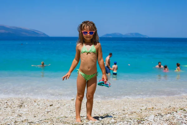 Deniz kıyısındaki küçük tatlı kız 