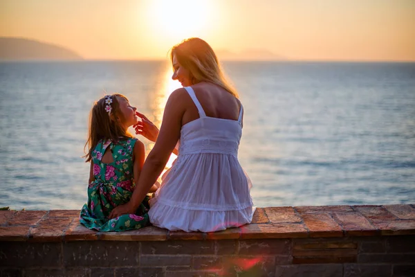 Mor Och Dotter Njuta Solnedgång Havet — Stockfoto