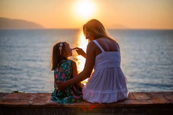 Mor Och Dotter Njuta Solnedgång Havet — Stockfoto