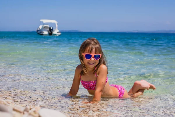 Petite Fille Mignonne Sur Plage Mer — Photo