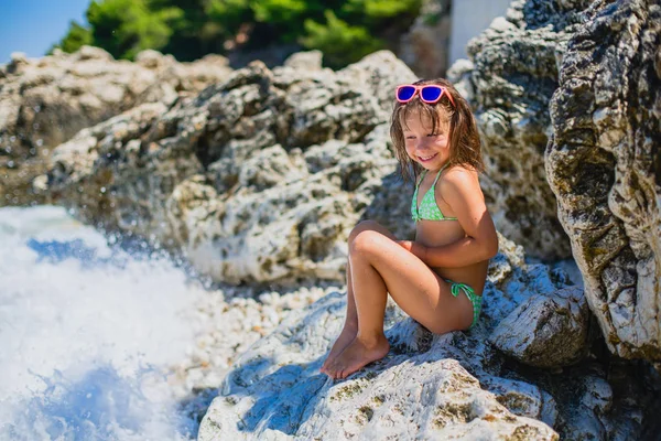 Ładna Dziewczynka Siedzi Skale Lub Sea Plaża — Zdjęcie stockowe
