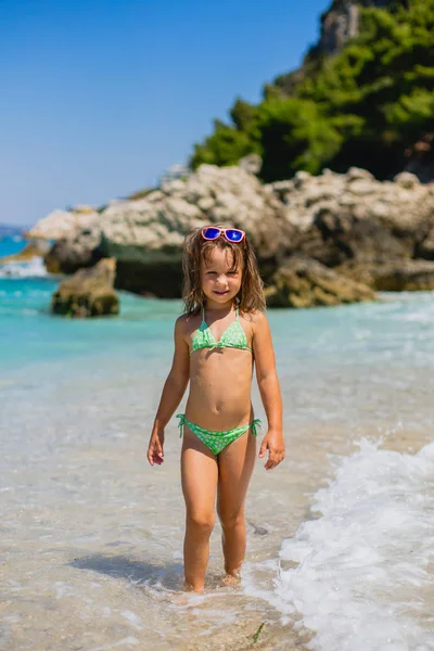 Deniz kıyısındaki küçük tatlı kız 