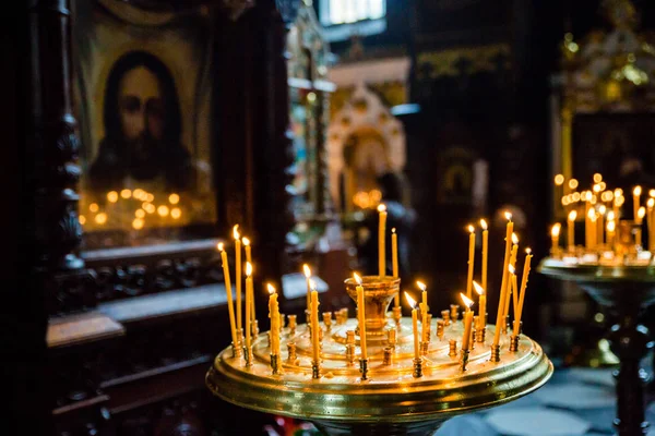 Kilisede parlak mumlar görünümünü yakın çekim