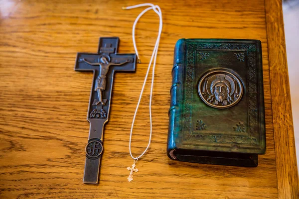 Библейская Книга Крест Церкви — стоковое фото