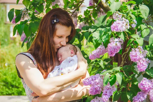 Vacker Ung Mamma Kysser Hennes Baby — Stockfoto