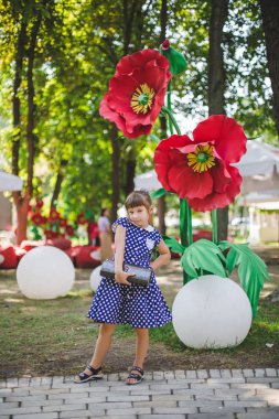 sevimli küçük kız güzel elbiseli güneşli gün eğlenceli olması 