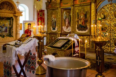 Ortodoks Kilisesi çocuklarda vaftiz için yazı tipi. 