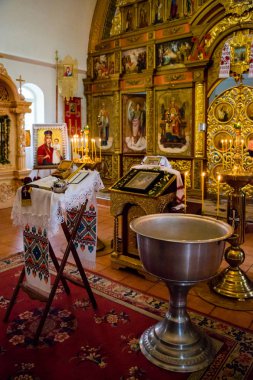 Ortodoks Kilisesi çocuklarda vaftiz için yazı tipi. 