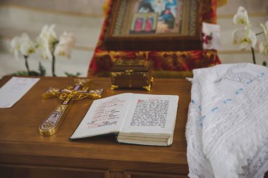 Kutsal İncil kitap ve Haç Kilisesi 