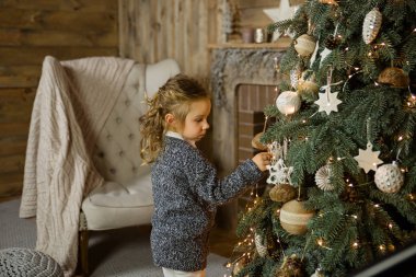 güzel küçük bir kız Noel ağacı süsleme 