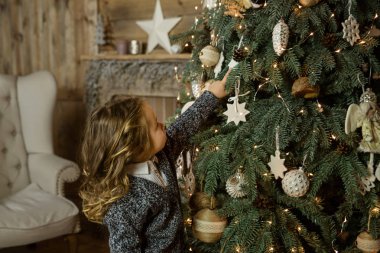 güzel küçük bir kız Noel ağacı süsleme 