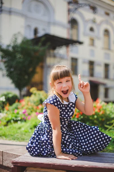 Carino Bambina Bel Vestito Divertirsi Nella Giornata Sole — Foto Stock