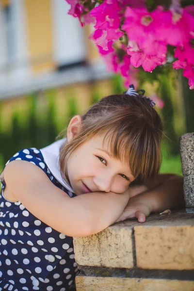 Мила Маленька Дівчинка Красивій Сукні Розважається Сонячний День — стокове фото