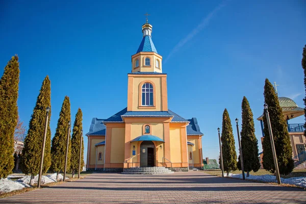 Elegante Edificio Della Chiesa Nella Giornata Sole — Foto Stock