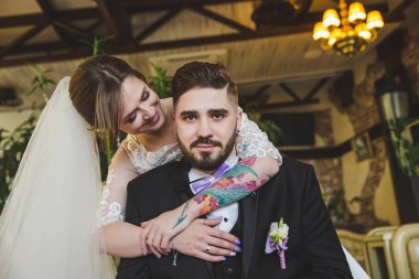 Düğün çifti, damat ve gelin düğün gününde birlikte. Yeni evli gelin ve damat düğün töreninden sonra. 