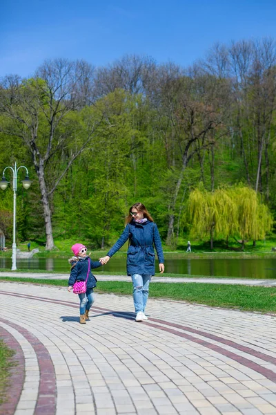 Mor Och Dotter Leker Och Kör Park — Stockfoto