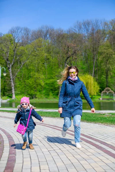 Mor Och Dotter Leker Och Kör Park — Stockfoto