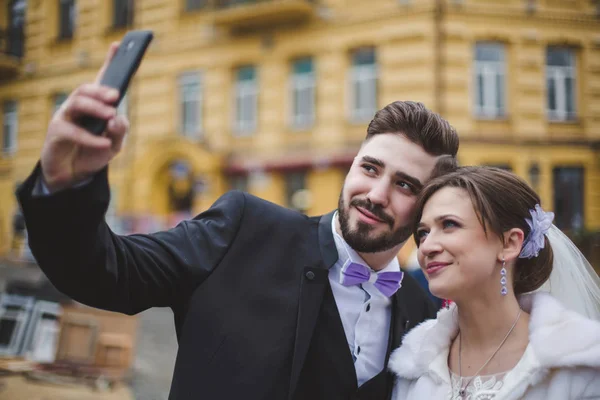 Para Ślub Pana Młodego Panny Młodej Razem Robić Selfie Dzień — Zdjęcie stockowe