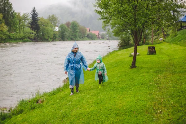 Heureuse Mère Petite Fille Imperméable Marchant Dans Parc — Photo