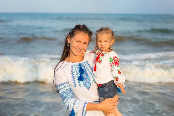 Lycklig Mamma Och Lilla Dotter Broderade Skjortor Stranden — Stockfoto