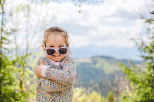 Портрет Милої Дівчинки Сонцезахисних Окулярах Горах — стокове фото