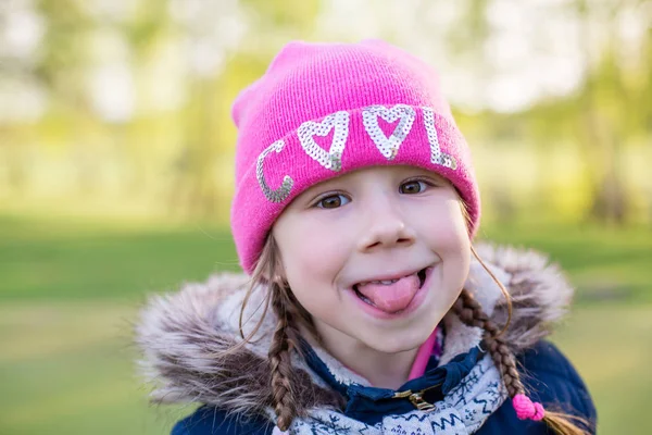 Ritratto Carina Bambina Cappello Posa All Aperto — Foto Stock