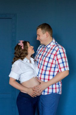 Mutlu bir adam ve onun hamile eşi stüdyo portre