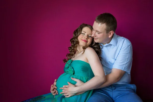 Retrato Estudio Del Hombre Feliz Esposa Embarazada —  Fotos de Stock