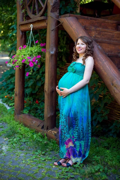 Hermosa Mujer Embarazada Posando Aire Libre —  Fotos de Stock