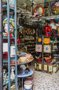 mağaza raflarında İtalyan seramik