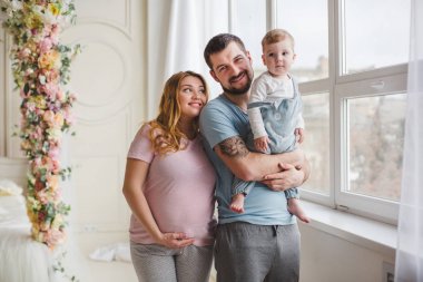 Küçük oğluyla mutlu bir aile.