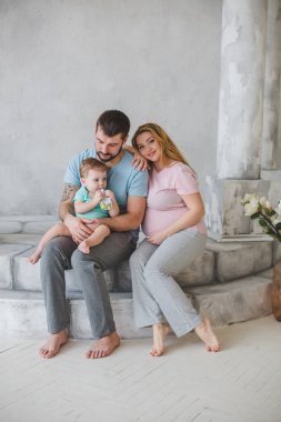 Küçük oğluyla mutlu bir aile.