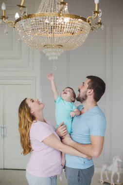 Küçük oğluyla mutlu bir aile.