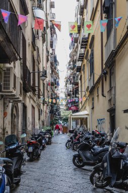 Napoli, İtalya bisikletile dar sokak