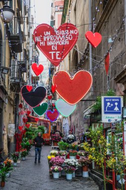 Kalplerle dekore edilmiş sokak, Napoli, İtalya