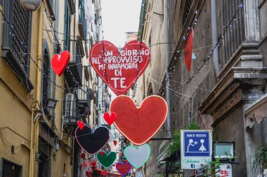 Kalplerle dekore edilmiş sokak, Napoli, İtalya