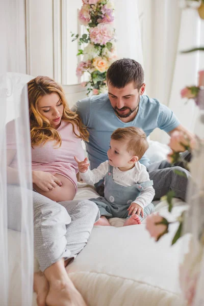 Jovem Família Feliz Com Filho Pequeno — Fotografia de Stock