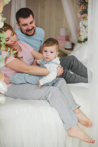 Ung Lycklig Familj Med Liten Son — Stockfoto
