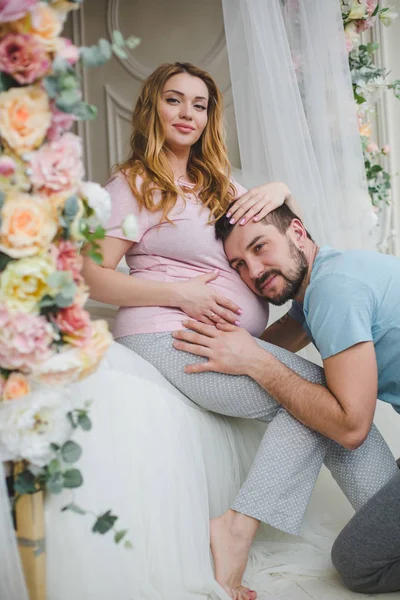 Jovem Família Feliz Mulher Grávida Com Marido — Fotografia de Stock