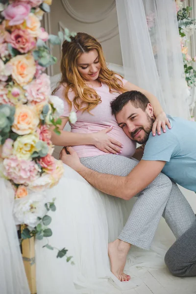 Jovem Família Feliz Mulher Grávida Com Marido — Fotografia de Stock