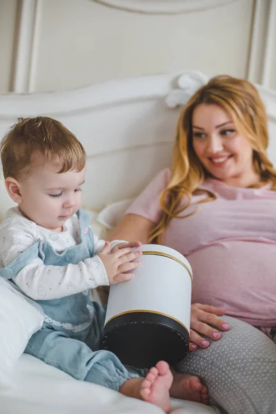 Ung Gravid Mamma Med Söt Liten Pojke — Stockfoto
