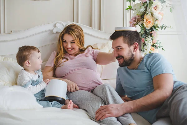 Jovem Família Feliz Com Filho Pequeno — Fotografia de Stock