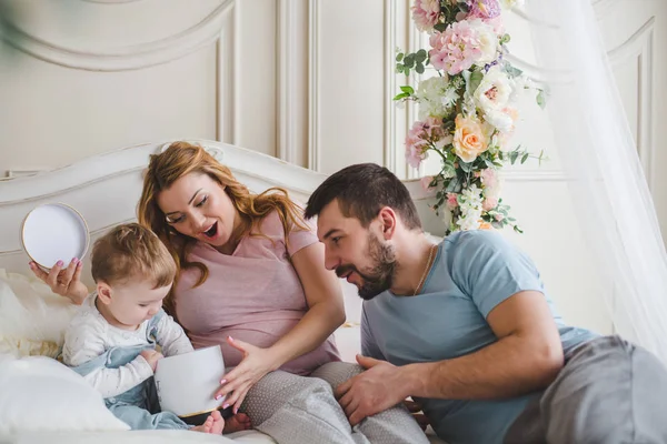 Joven Familia Feliz Con Hijo Pequeño —  Fotos de Stock