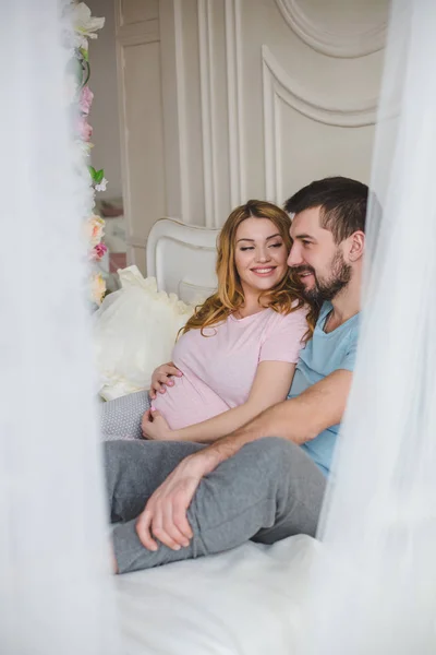 Joven Familia Feliz Mujer Embarazada Con Marido — Foto de Stock