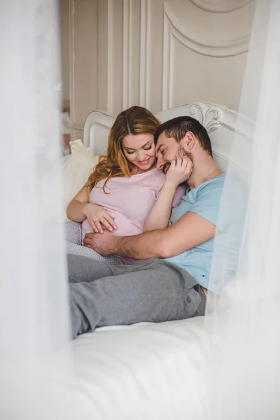 Jovem Família Feliz Mulher Grávida Com Marido — Fotografia de Stock