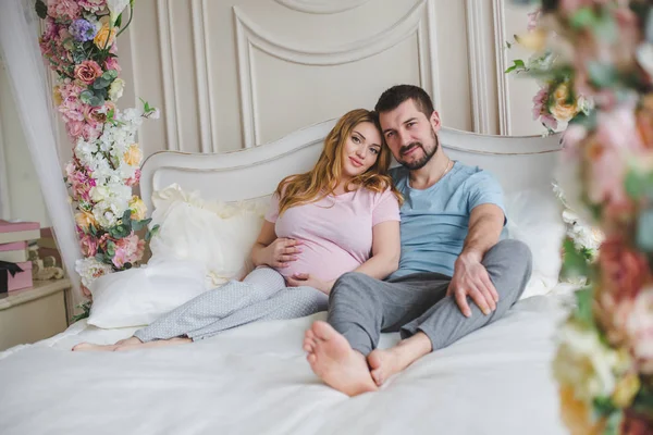 Jovem Família Feliz Mulher Grávida Com Marido — Fotografia de Stock