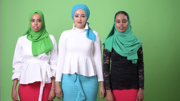 Tiga wanita muda Muslim Afrika bersama-sama terhadap kunci kroma dengan latar belakang hijau — Stok Video