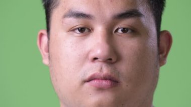 Genç yakışıklı yeşil arka plan Asian adam kilolu